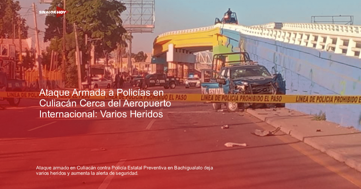 Vehículo policial dañado tras ataque en Culiacán, con cinta de seguridad y personal de policía en el fondo.