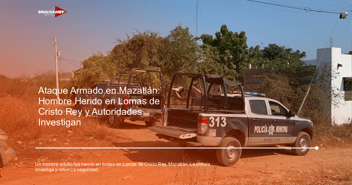 Vehículos de la policía municipal de Mazatlán estacionados en un camino de tierra rodeado de vegetación.