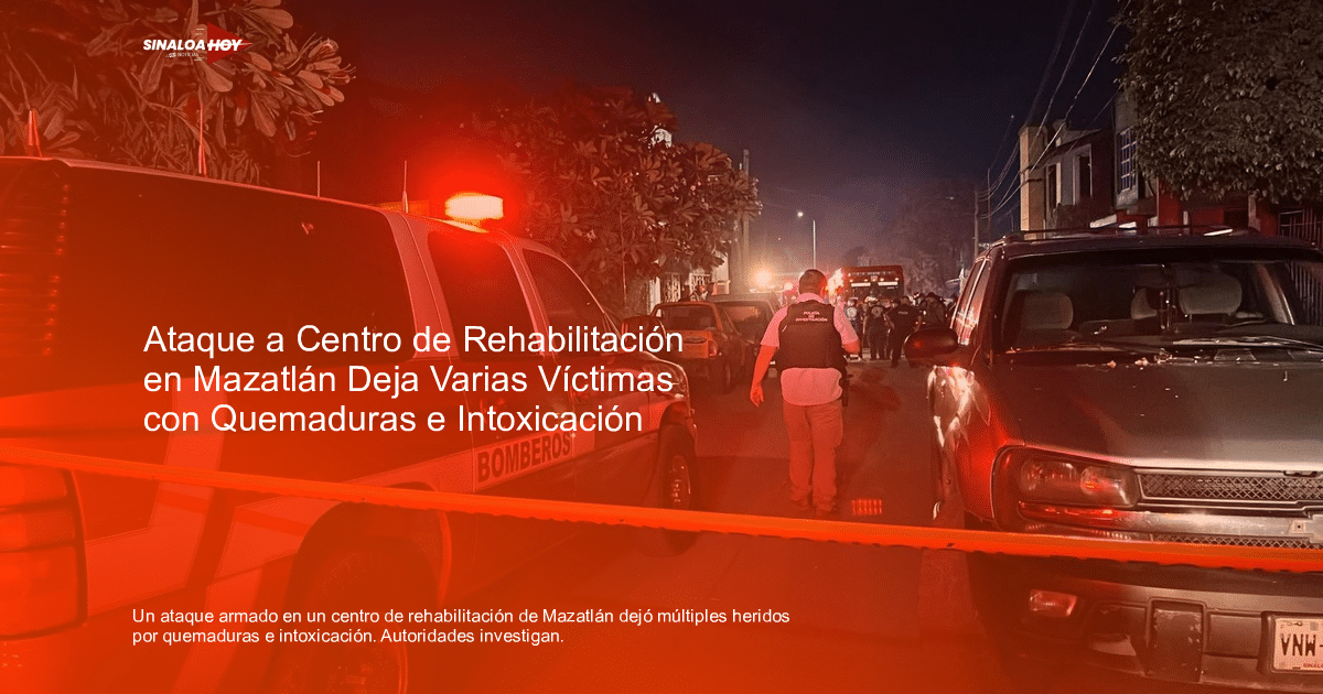Vehículo de bomberos con luces encendidas en una calle de Mazatlán, rodeado de cinta de seguridad y personas, tras un ataque en un centro de rehabilitación.