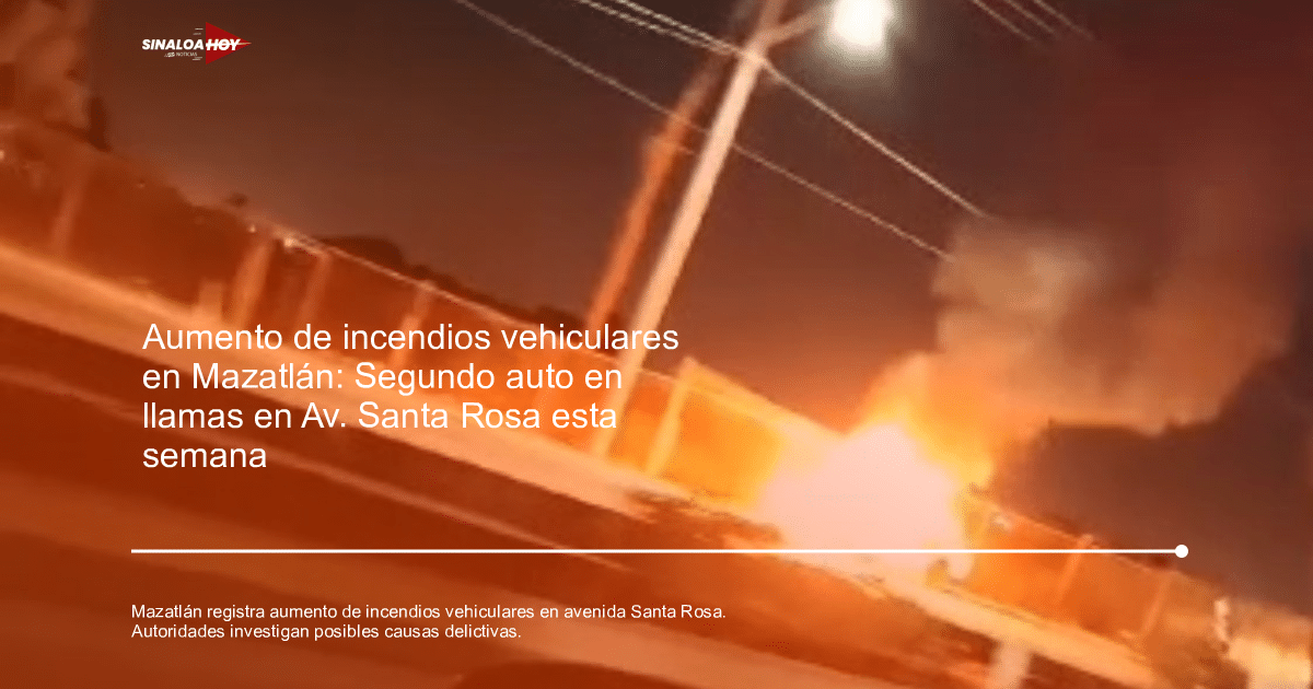 Incendio en carretera de Mazatlán con llamas y humo oscuro, postes de luz y cerca en el fondo.