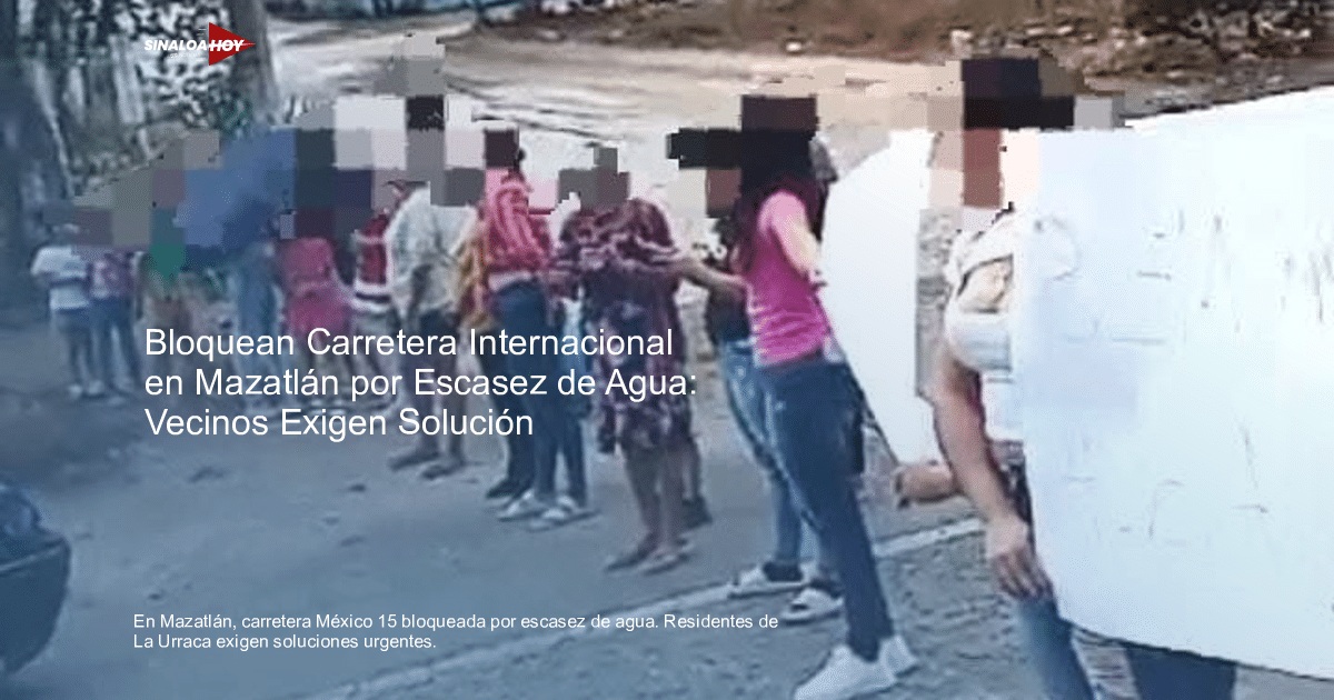 Manifestantes en la carretera México 15 protestando por la falta de agua en La Urraca, Sinaloa.