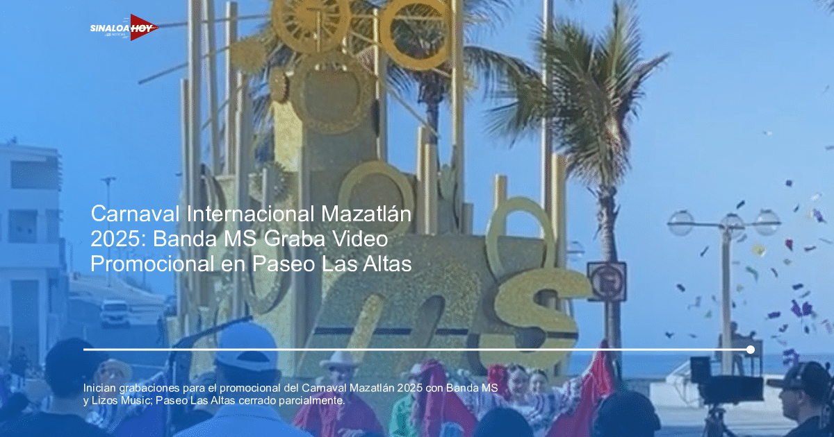 Bailarines en trajes típicos en un escenario festivo al aire libre durante el Carnaval de Mazatlán 2025.