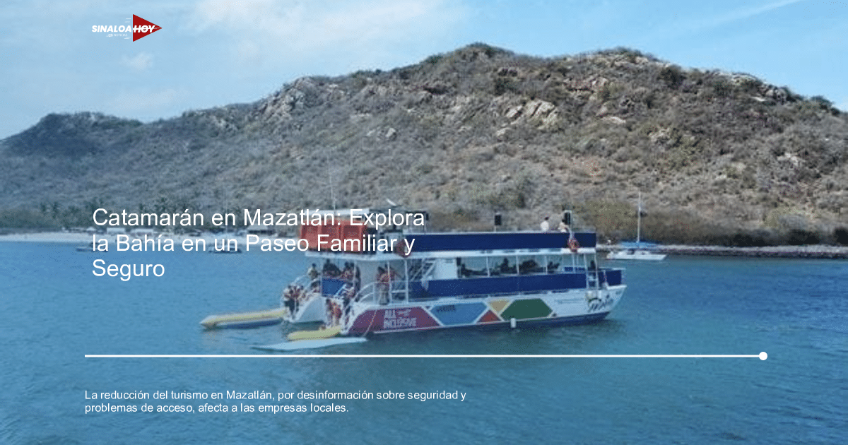Catamarán anclado en la costa de Mazatlán con colina y estructuras al fondo