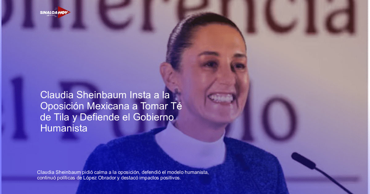 Claudia Sheinbaum sonriendo en la Conferencia del Pueblo con un micrófono frente a ella.