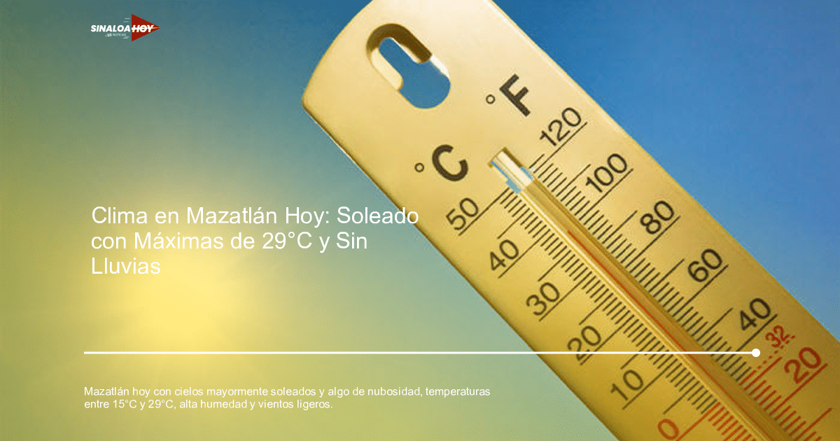 Termómetro con temperaturas altas bajo un cielo azul y sol brillante en Mazatlán