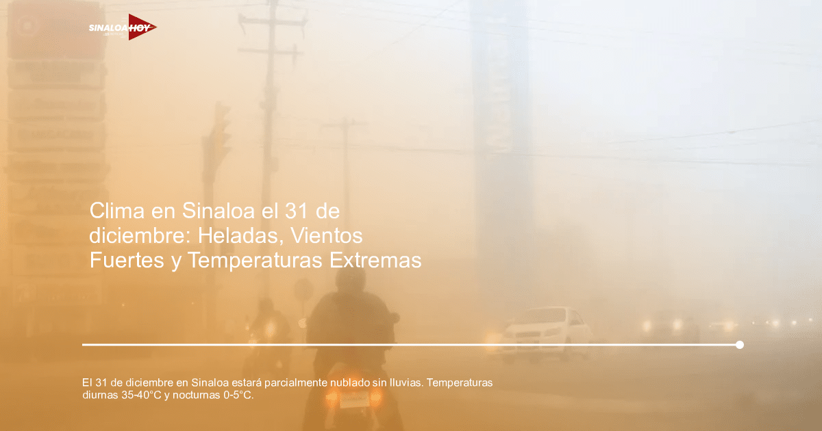 Motociclista en carretera con neblina en Sinaloa, baja visibilidad y señales de tráfico visibles.