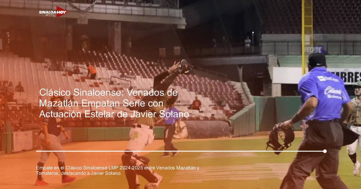 Receptor de béisbol lanzándose hacia atrás para atrapar una pelota en el aire durante el Clásico Sinaloense de la LMP.