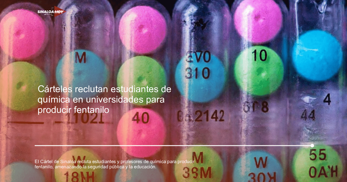 Tubos de ensayo con pastillas de colores rosa, azul y verde, cada una con códigos impresos, representando un vínculo con la química farmacéutica y el reclutamiento por los Cárteles.