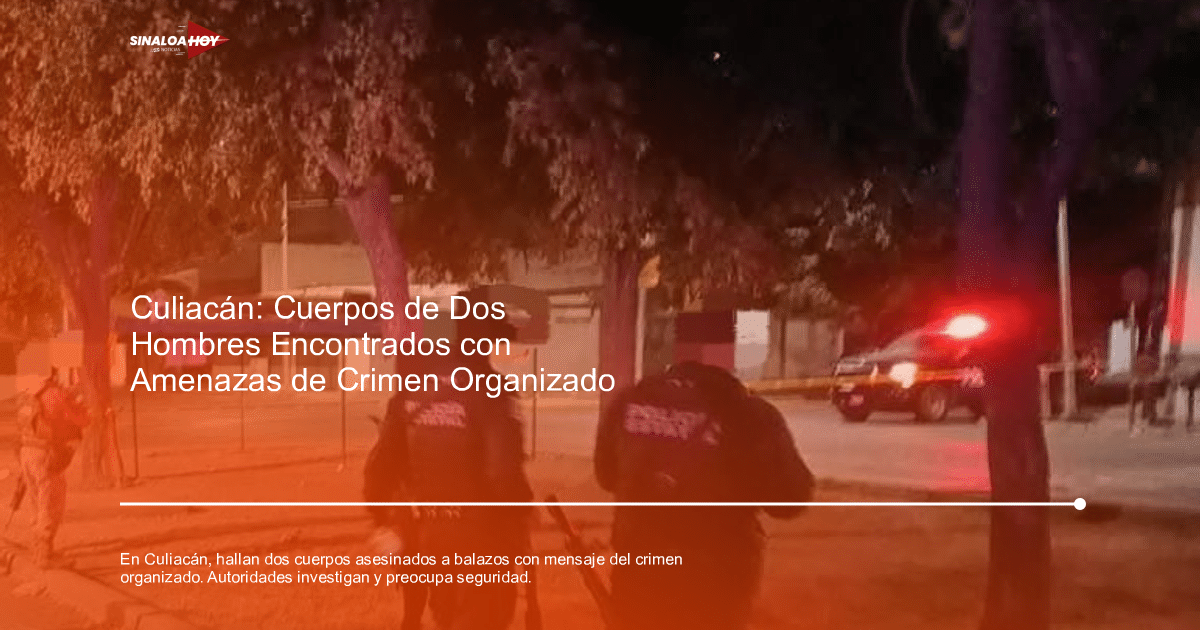 Dos policías patrullando de noche en Culiacán, con un vehículo policial al fondo y luces intermitentes.