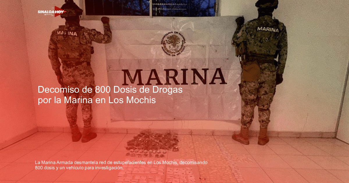 Soldados de la Marina Armada de México frente a una bandera 'MARINA' con paquetes en el suelo, relacionados con un operativo antidrogas en Los Mochis.