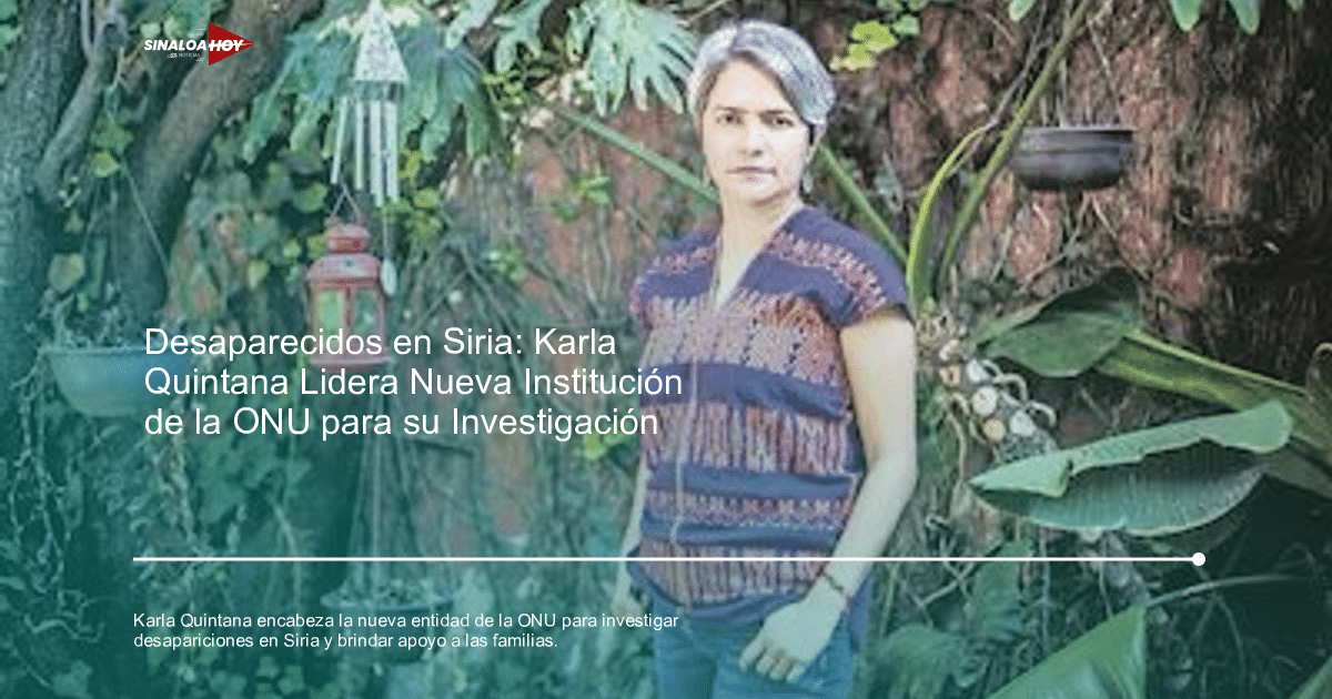 Mujer de pie en un entorno natural con blusa colorida y cabello gris, rodeada de plantas y decoraciones.