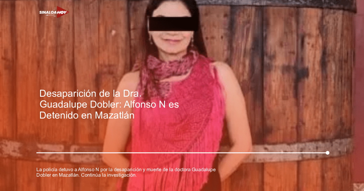 Mujer con blusa rosa y pañuelo en el cuello frente a fondo de madera