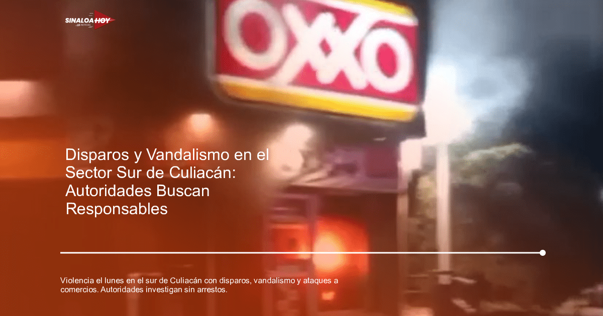 Establecimiento OXXO en llamas durante la noche en Culiacán, Sinaloa.