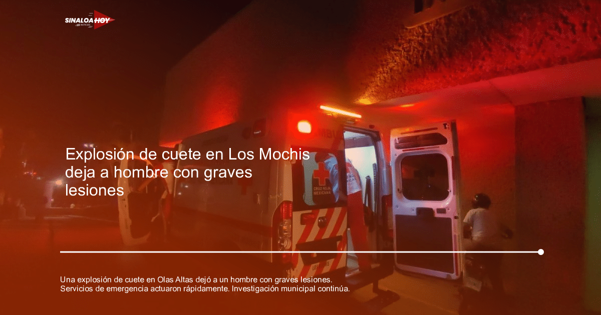 Ambulancia de la Cruz Roja Mexicana con luces encendidas de noche, personal médico presente.