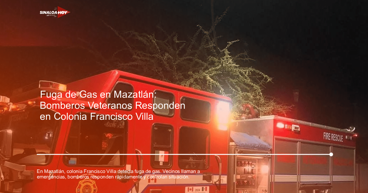 Camión de bomberos rojo estacionado de noche con luces encendidas, árbol al fondo, en Mazatlán.