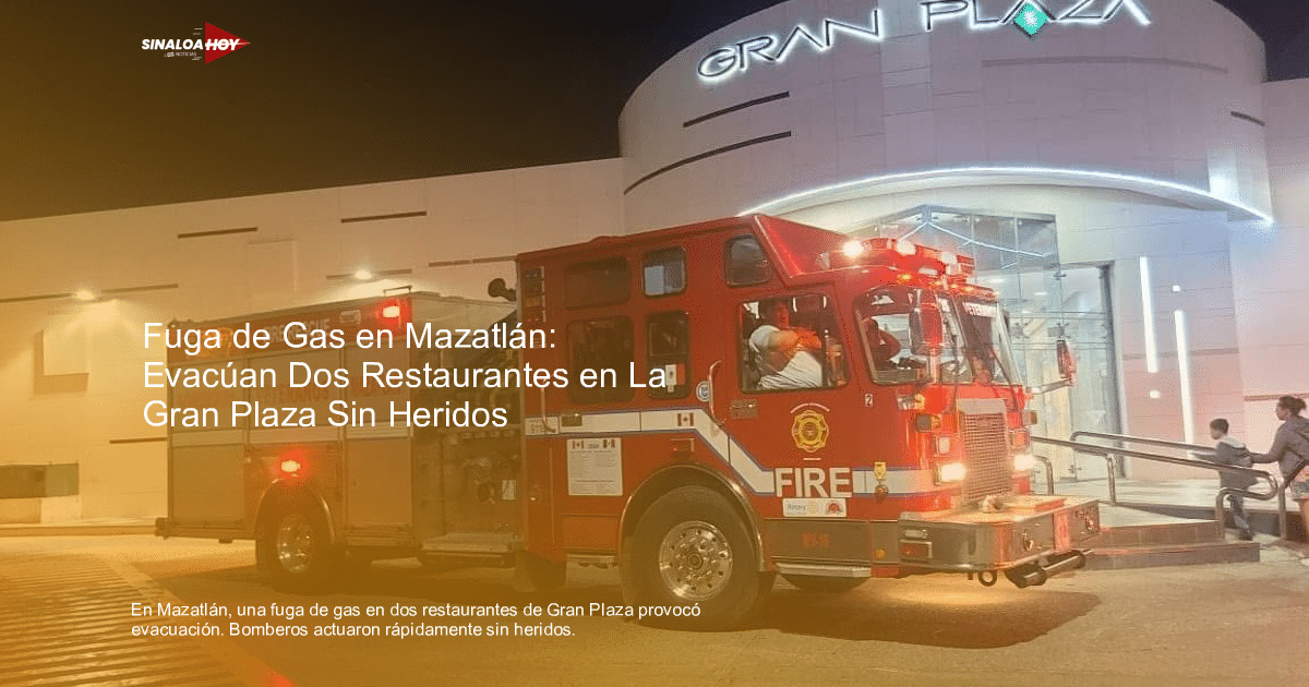 Camión de bomberos rojo con luces encendidas frente a la Gran Plaza de Mazatlán durante una emergencia nocturna.