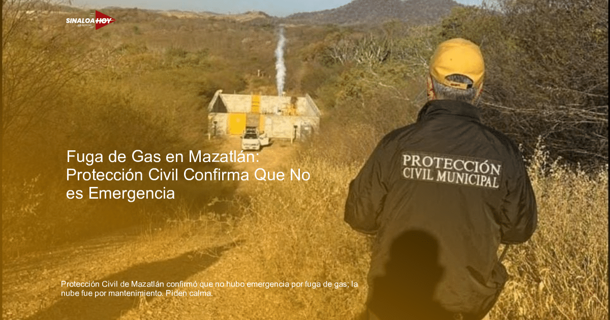 Miembro de Protección Civil frente a una construcción con humo en Mazatlán