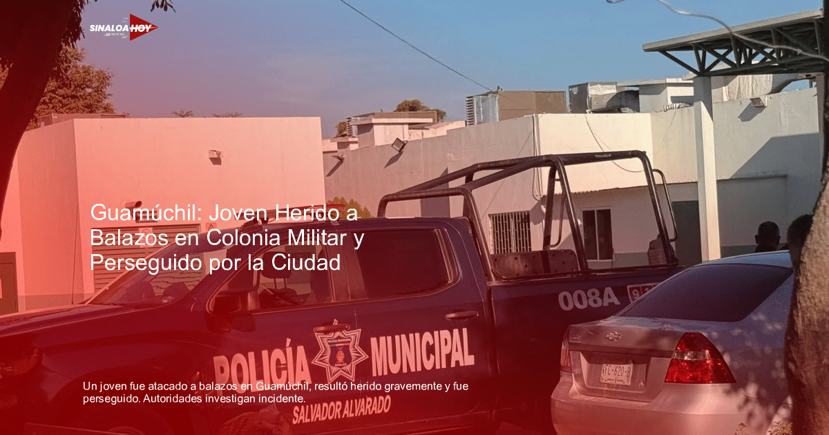 Camioneta de la policía municipal estacionada cerca de un edificio blanco en Guamúchil.