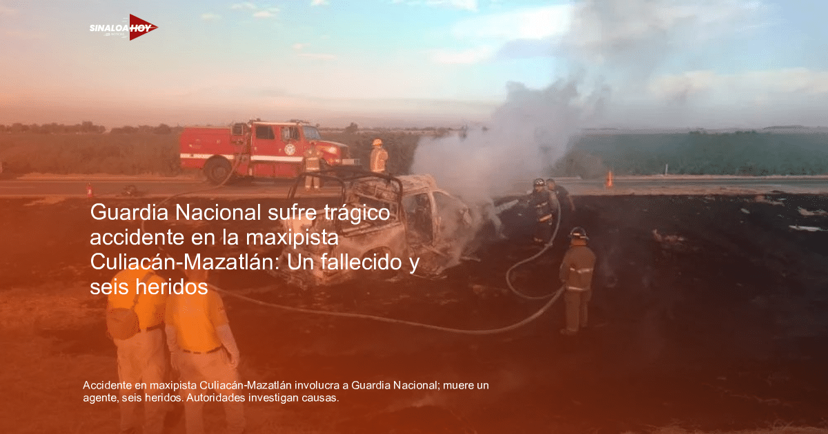 Bomberos apagando incendio de vehículo en accidente de la maxipista Culiacán-Mazatlán