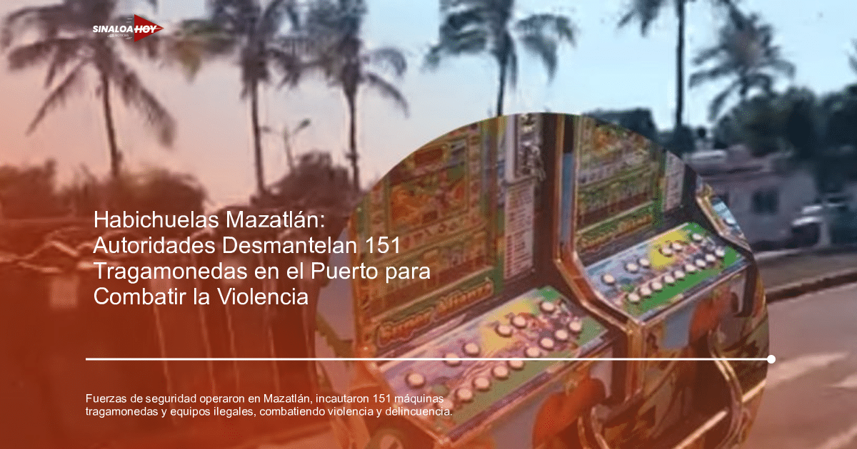 Máquina tragamonedas incautada en Mazatlán con palmeras y calle de fondo.