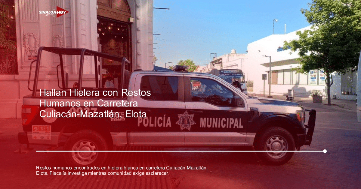 Camioneta de Policía Municipal estacionada en una calle con edificios y personas al fondo.