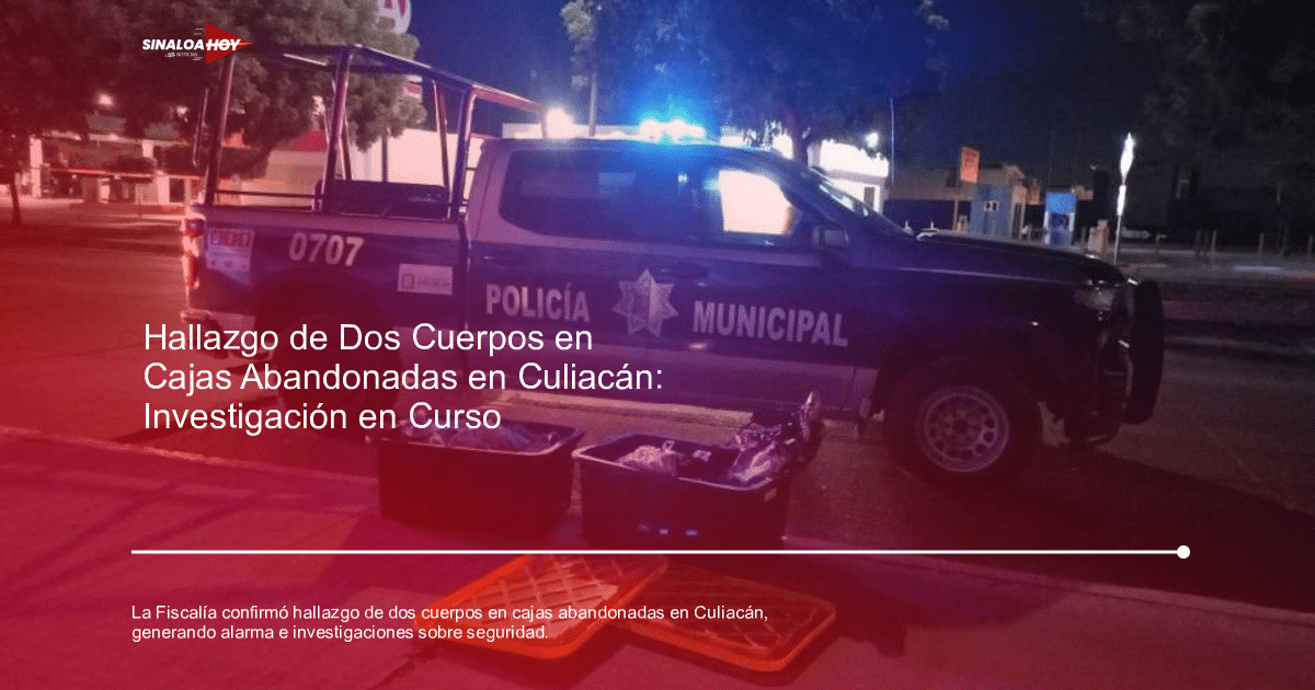 Camioneta de policía municipal con luces encendidas y dos cajas en la calle durante la noche en Culiacán.
