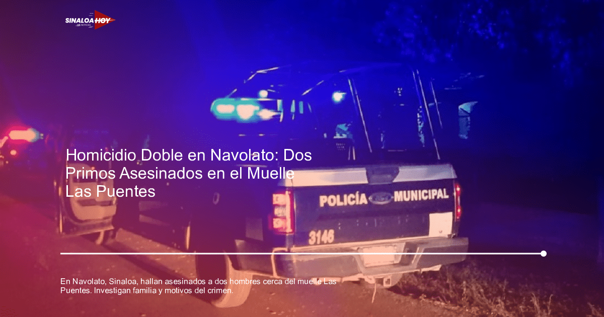 Camioneta de policía municipal con luces azules encendidas en escena de crimen nocturna en Navolato.