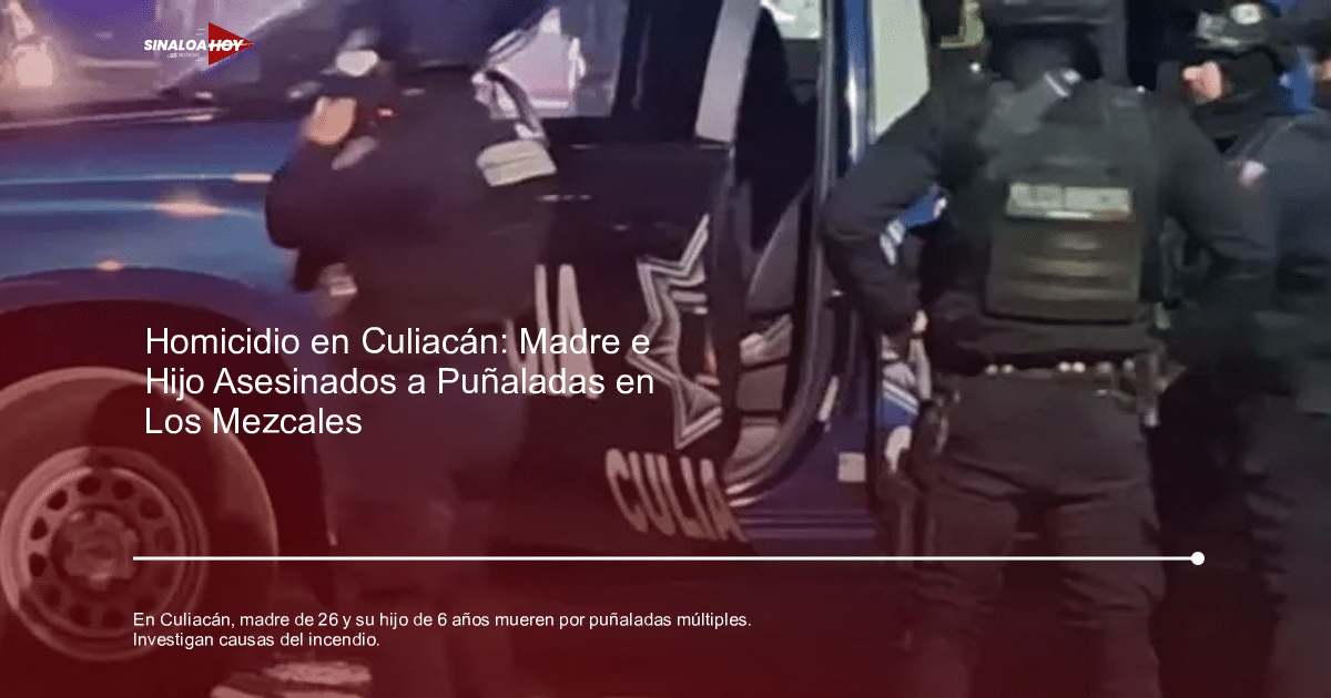 Policías uniformados junto a una camioneta de la policía en un operativo nocturno en Culiacán.