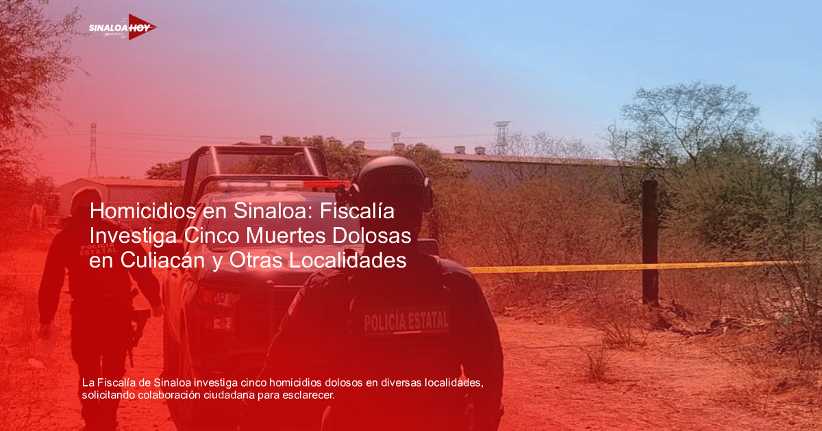 Dos policías en un área acordonada al aire libre en Sinaloa, junto a una camioneta de policía y vegetación de fondo.