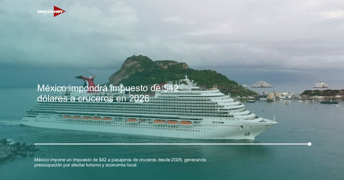 Crucero en aguas tranquilas con isla montañosa al fondo y cielo nublado.