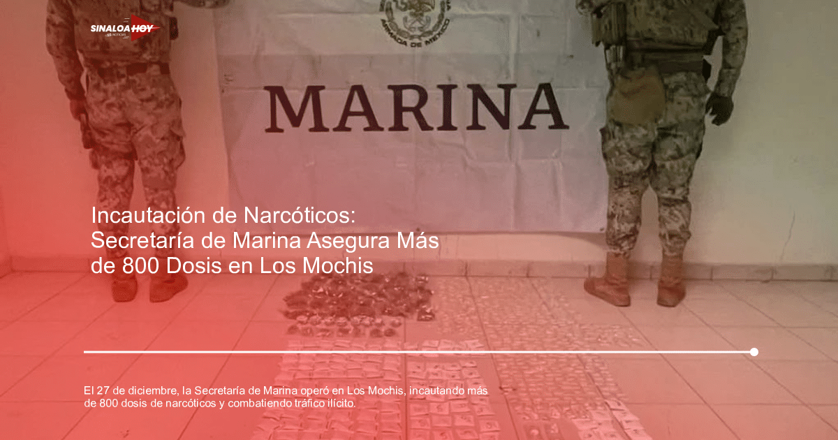 Miembros de la Marina junto a bandera y paquetes incautados en Los Mochis