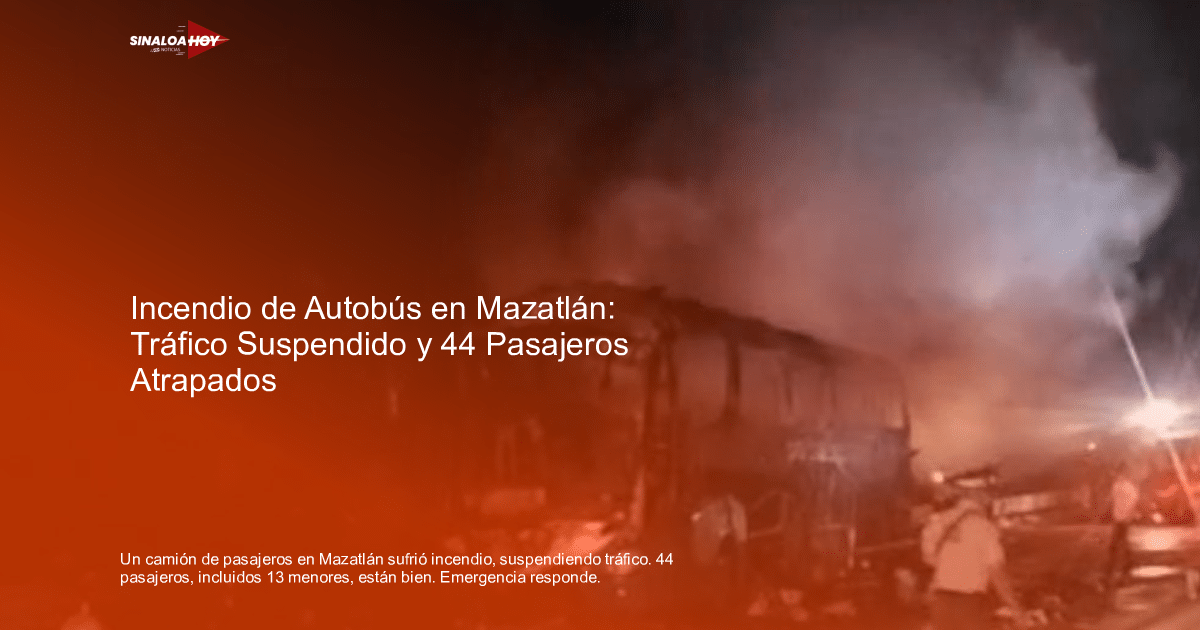 Autobús en llamas por la noche con humo y luces de emergencia en Mazatlán.