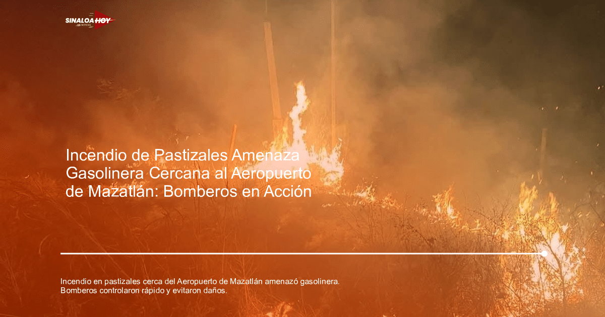 Incendio nocturno en pastizales cerca del Aeropuerto de Mazatlán con llamas y humo visibles.