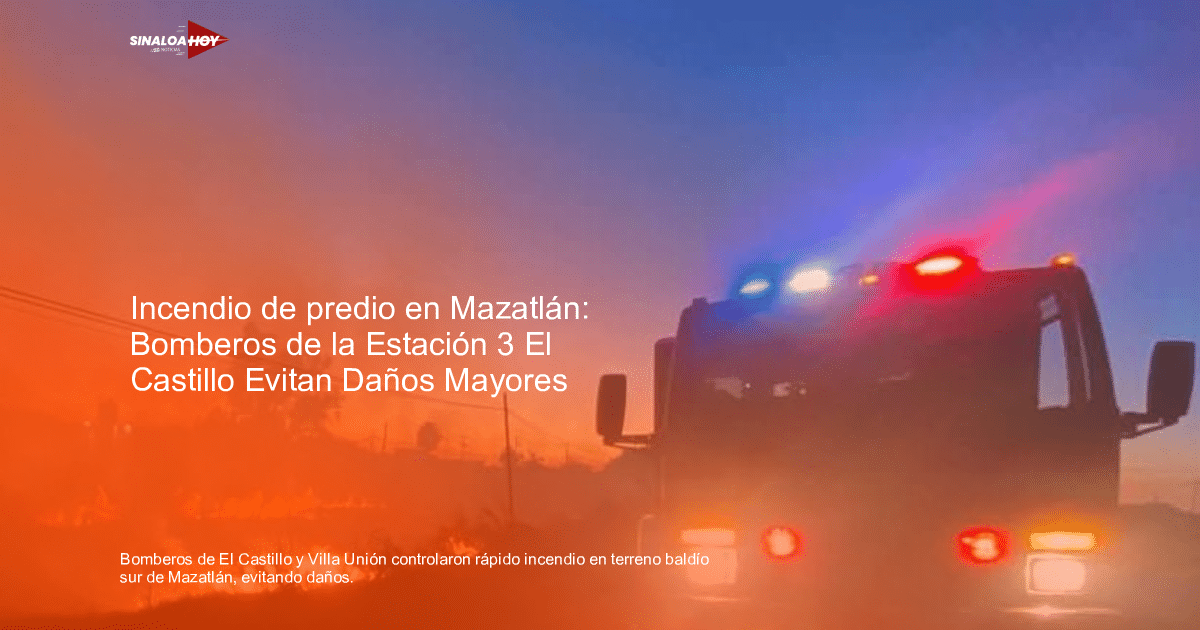 Camión de bomberos con luces encendidas frente a un incendio en Mazatlán
