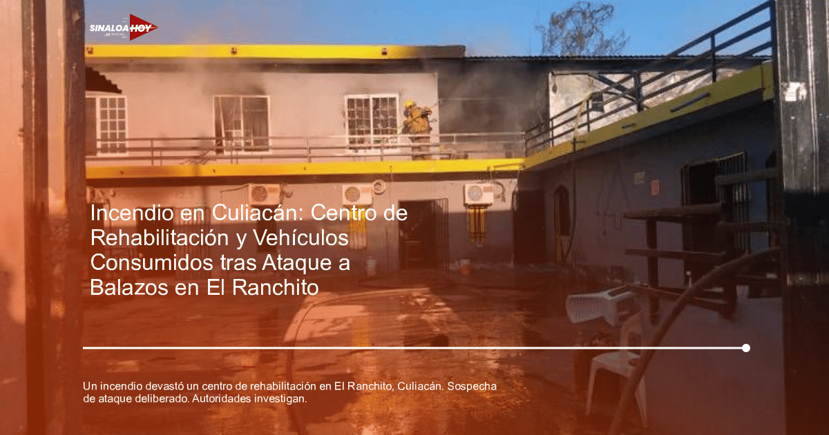 Bombero combatiendo incendio en edificio de Culiacán