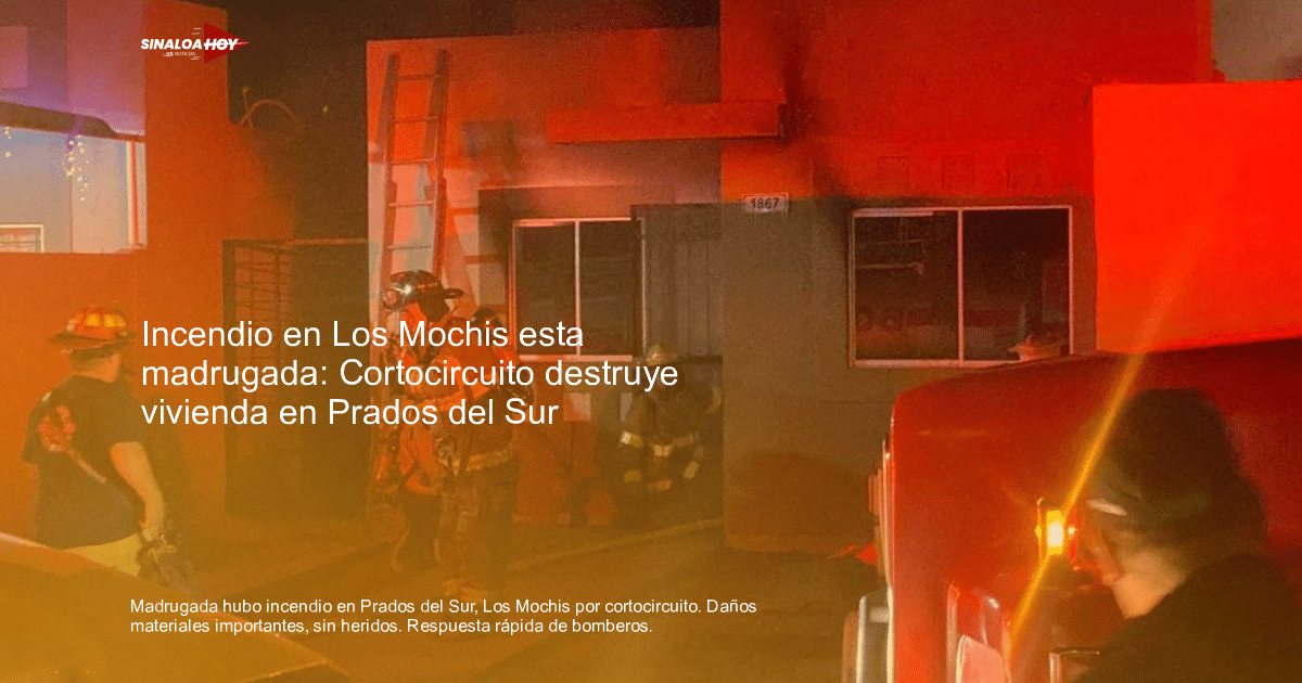 Bomberos combatiendo un incendio en Los Mochis, con equipo de protección y luces de emergencia.