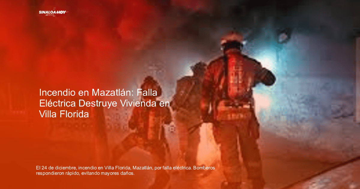 Bomberos combatiendo un incendio en Mazatlán, rodeados de humo y luces de emergencia.