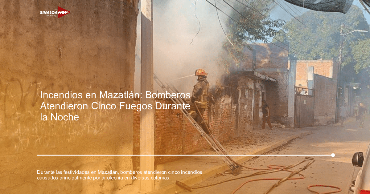 Bombero apagando fuego en Mazatlán con manguera, rodeado de humo y escombros.