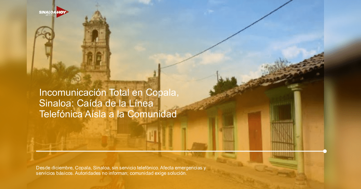 Iglesia con torre en Copala, Concordia, Sinaloa, rodeada de casas de colores claros y bancos rojos, bajo un cielo parcialmente nublado.