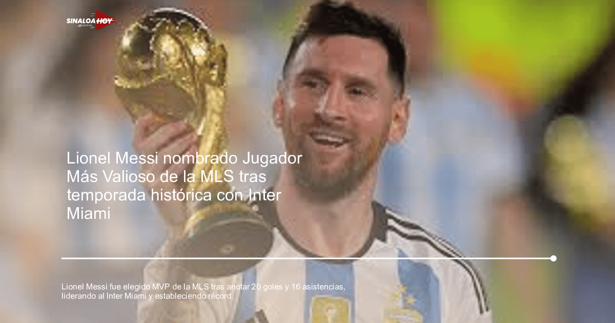 Lionel Messi sosteniendo la Copa del Mundo con la camiseta de Argentina