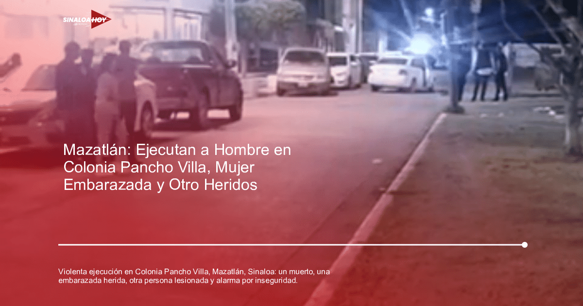 Calle nocturna en Mazatlán con vehículos estacionados y personas conversando.