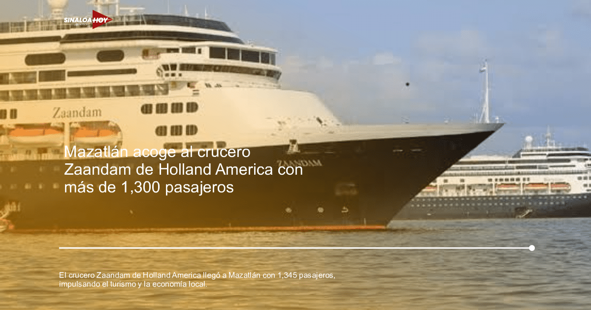 Crucero Zaandam navegando en aguas tranquilas con otro crucero al fondo y un cielo despejado.