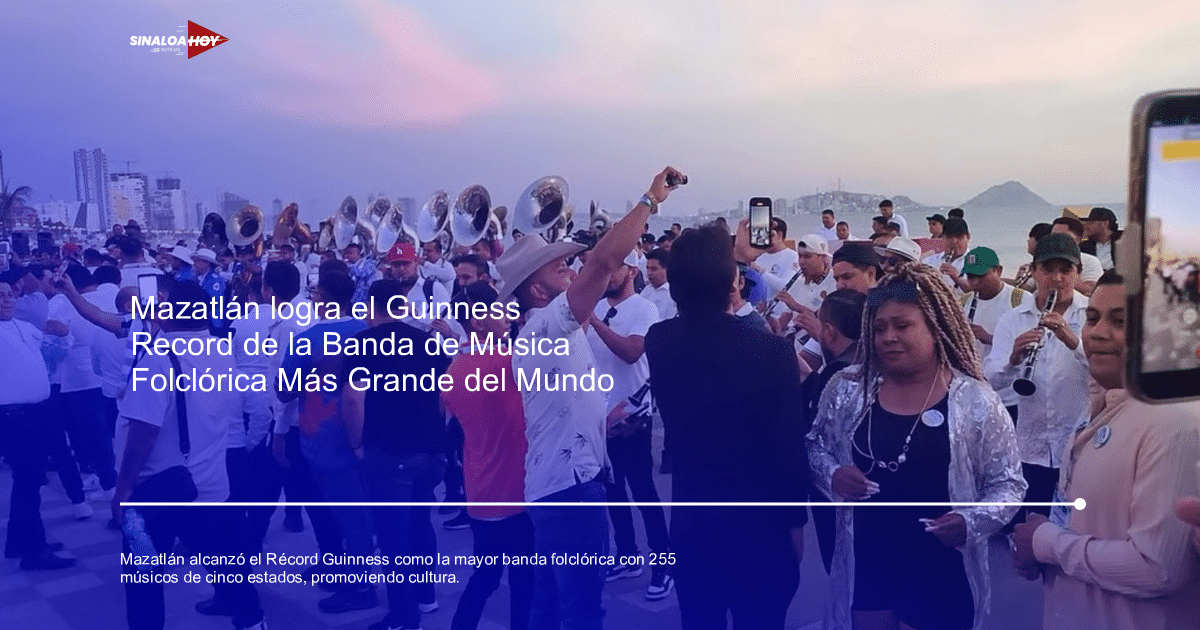 Multitud celebrando el Récord Guinness de la banda folclórica más grande en Mazatlán, con músicos al fondo y personas tomando fotos.