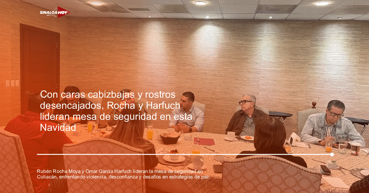 Personas en una reunión de seguridad en Culiacán, sentadas alrededor de una mesa con bebidas y platos, en un ambiente elegante.