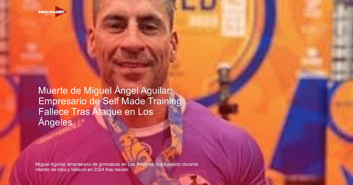 Hombre sonriente con camiseta morada y medalla en evento deportivo