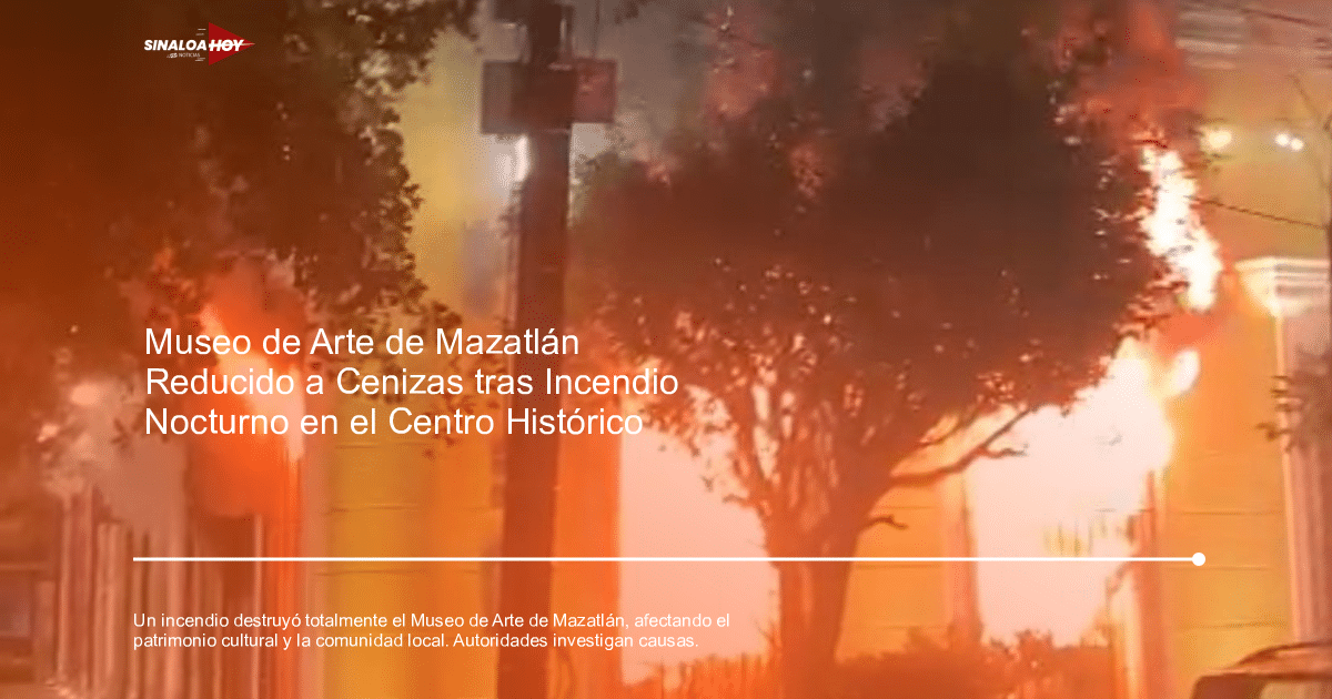 Edificio en llamas durante la noche en Mazatlán, con humo y luces urbanas visibles.