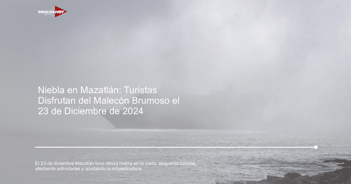 Barco en niebla densa sobre el océano en Mazatlán