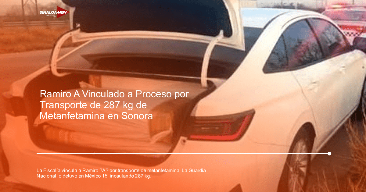 Maletero de coche blanco con colchones en carretera, fondo con vehículo policial