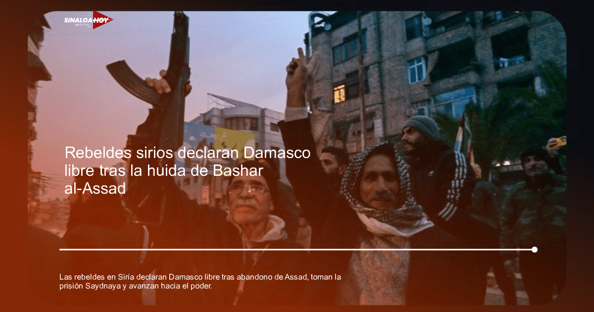 Hombres en manifestación en Damasco, uno con arma y otro con mano levantada, fondo urbano.