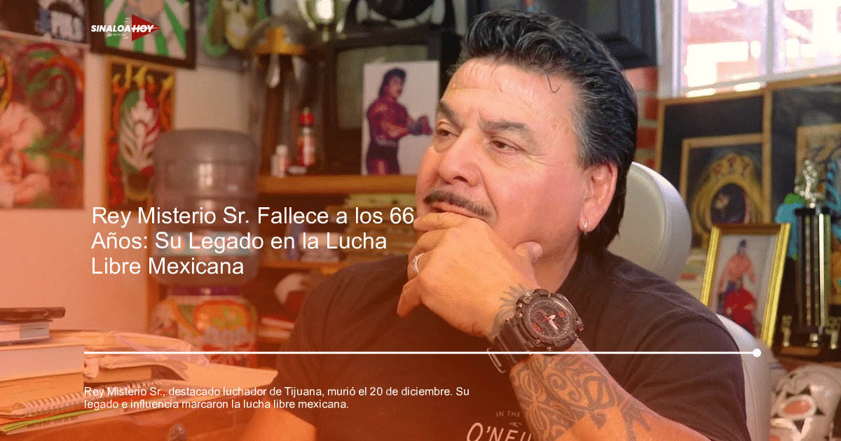 Hombre sentado con tatuaje en el brazo, rodeado de objetos decorativos, en un contexto reflexivo.